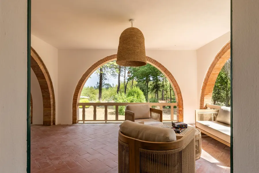 Salotto con grandi finestre ad arco