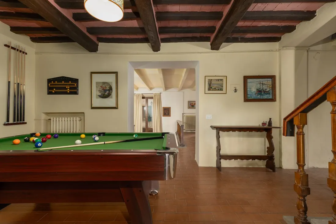 Sala biliardo con soffitto a travi