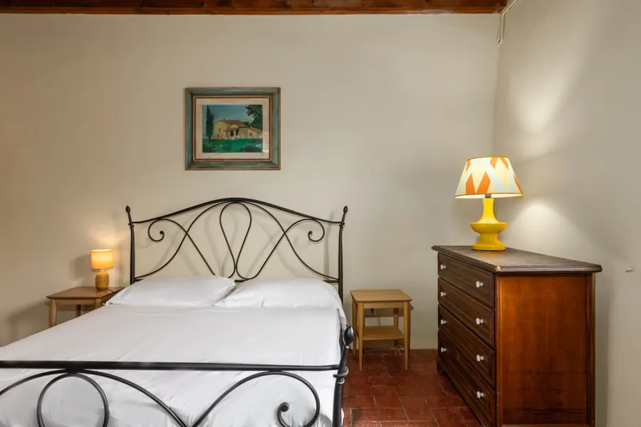Camera con letto in ferro battuto