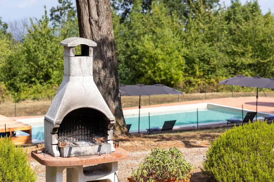 Barbecue in muratura accanto alla piscina