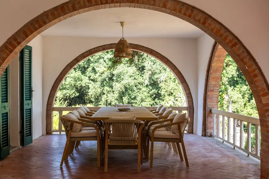 Tavolo da pranzo sotto il loggiato