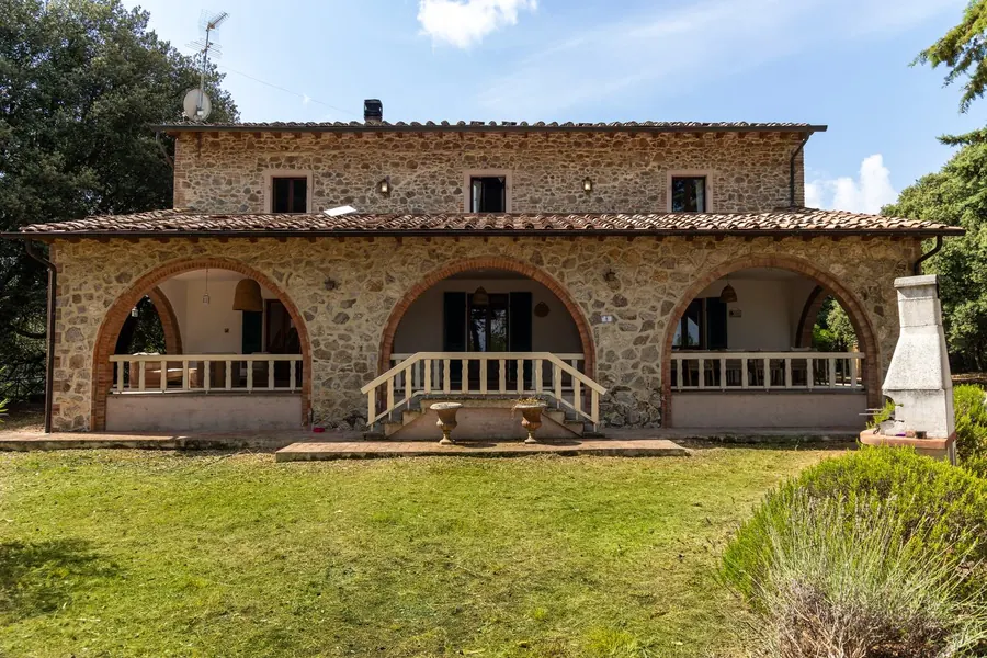 Villa 1, il casale con il loggiato ad archi