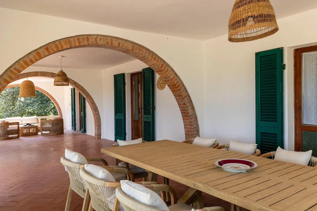 Il loggiato con tavolo da pranzo