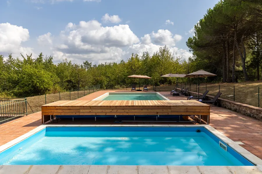 La piscina con pedana in legno