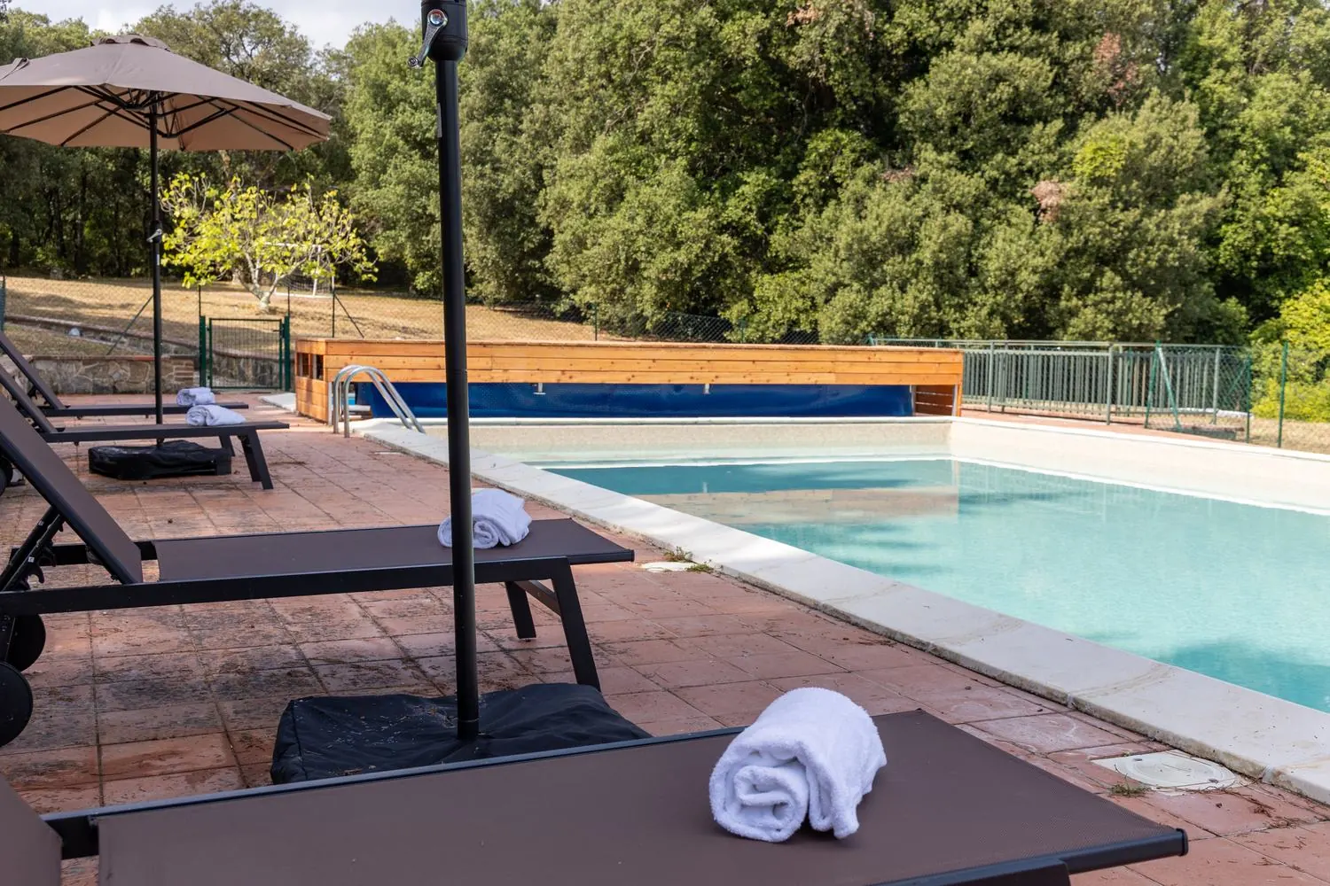 Lettini e ombrelloni a bordo piscina