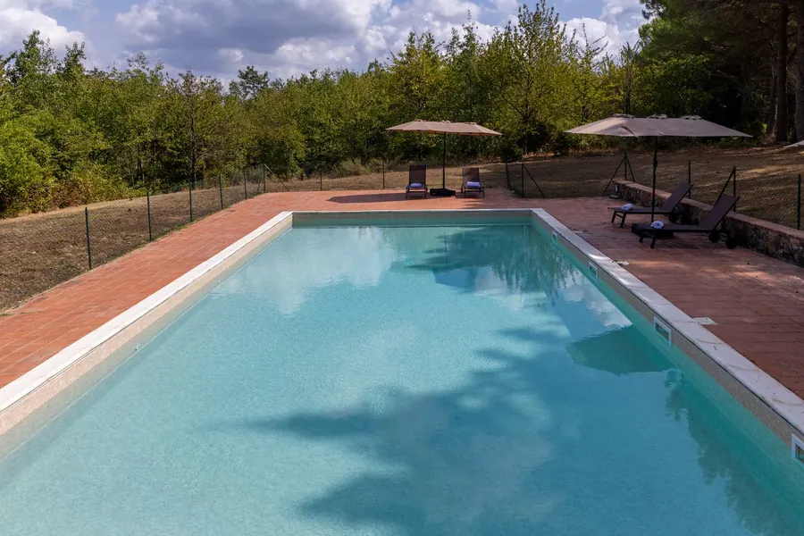 Piscina e ombrelloni