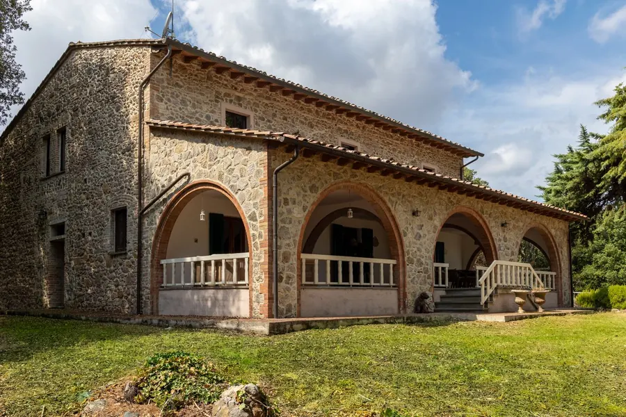 Il casale visto dal prato
