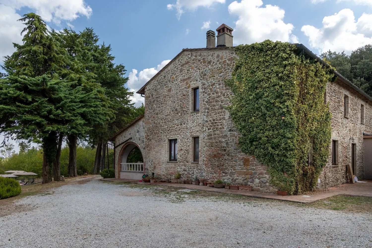 Il casale in pietra con il viale di accesso