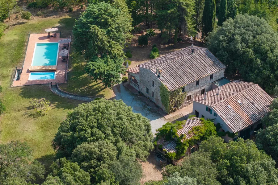 La tenuta e la piscina viste dall'alto