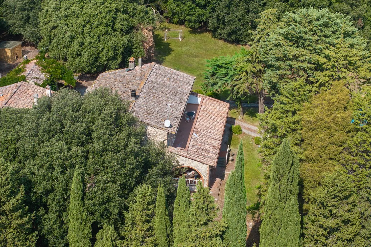 Il casale immerso nel bosco visto dall'alto