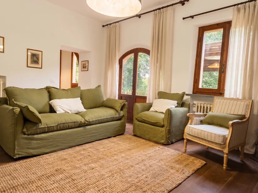 Villa 2, il soggiorno con i divani verdi