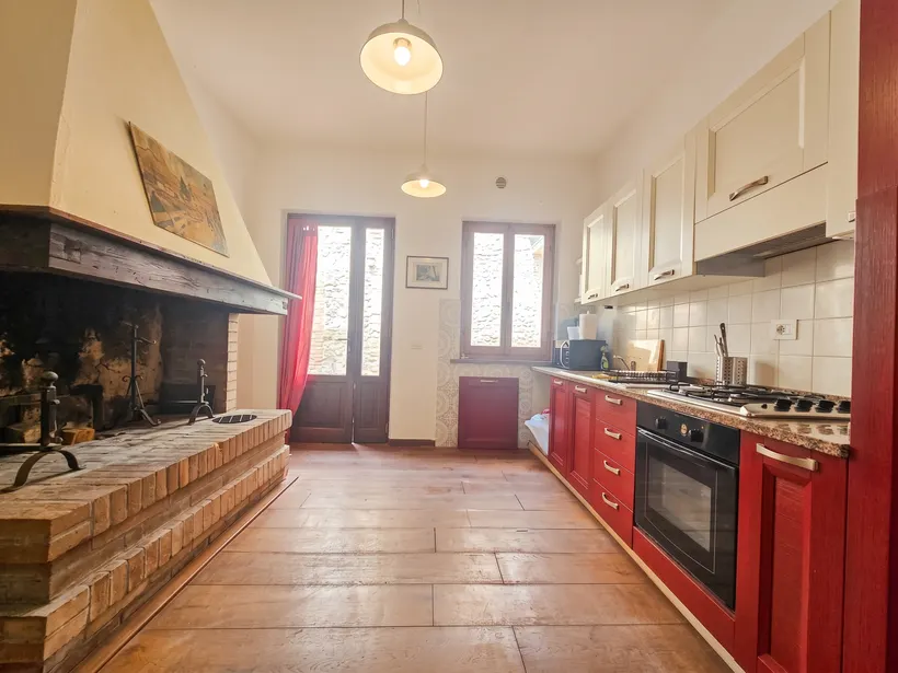 Villa 2, cucina con grande camino