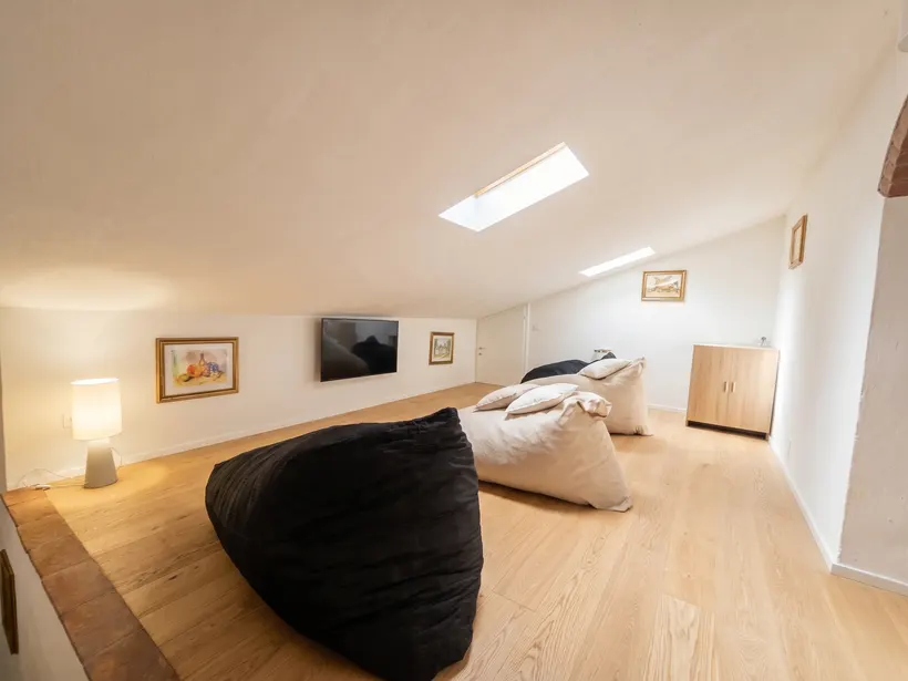 Villa 2, salotto con pouf e TV al primo piano