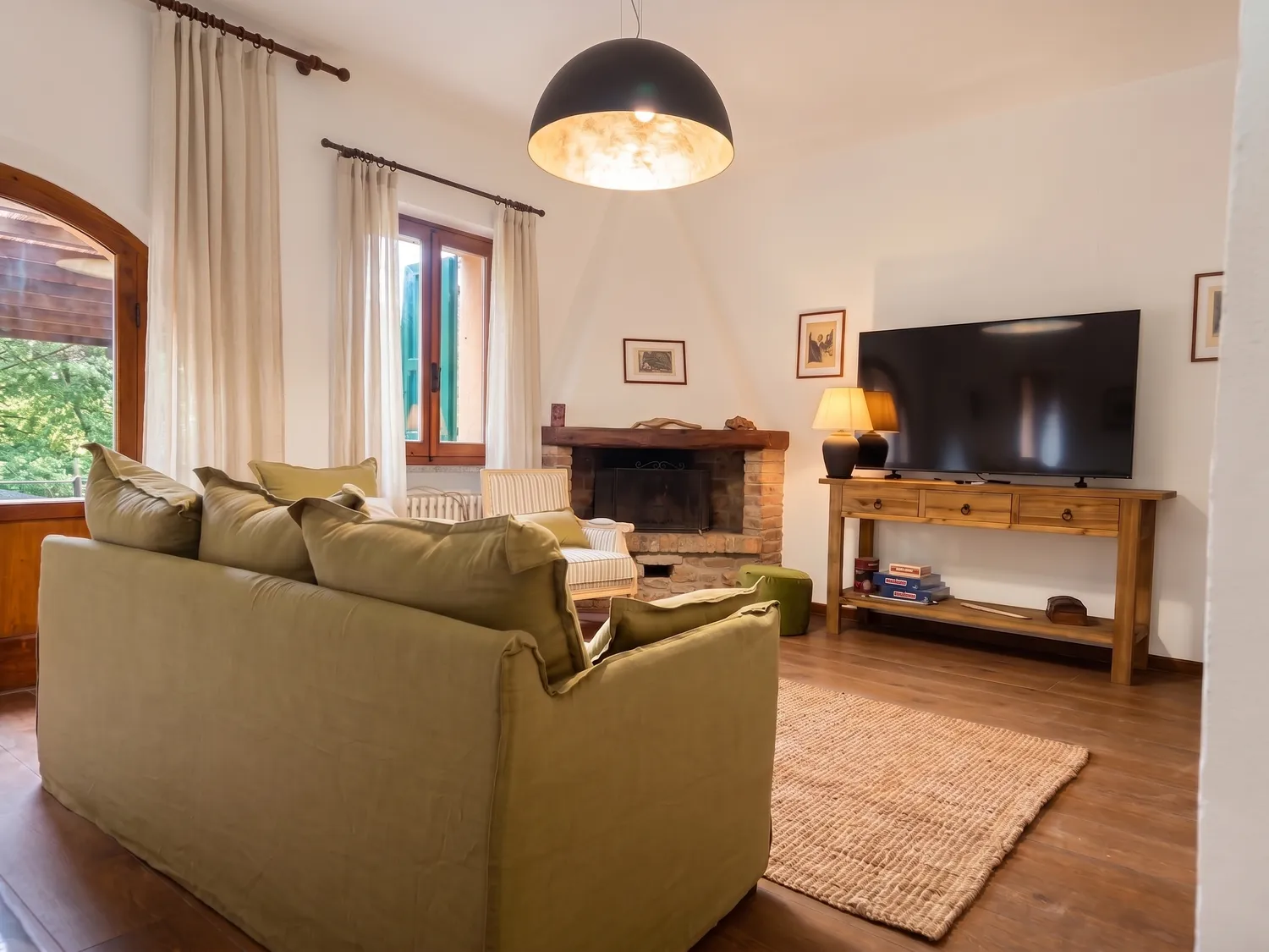 Villa 2, soggiorno con camino e TV