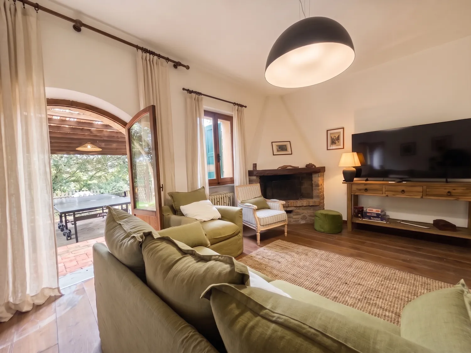 Villa 2, il soggiorno aperto sul pergolato