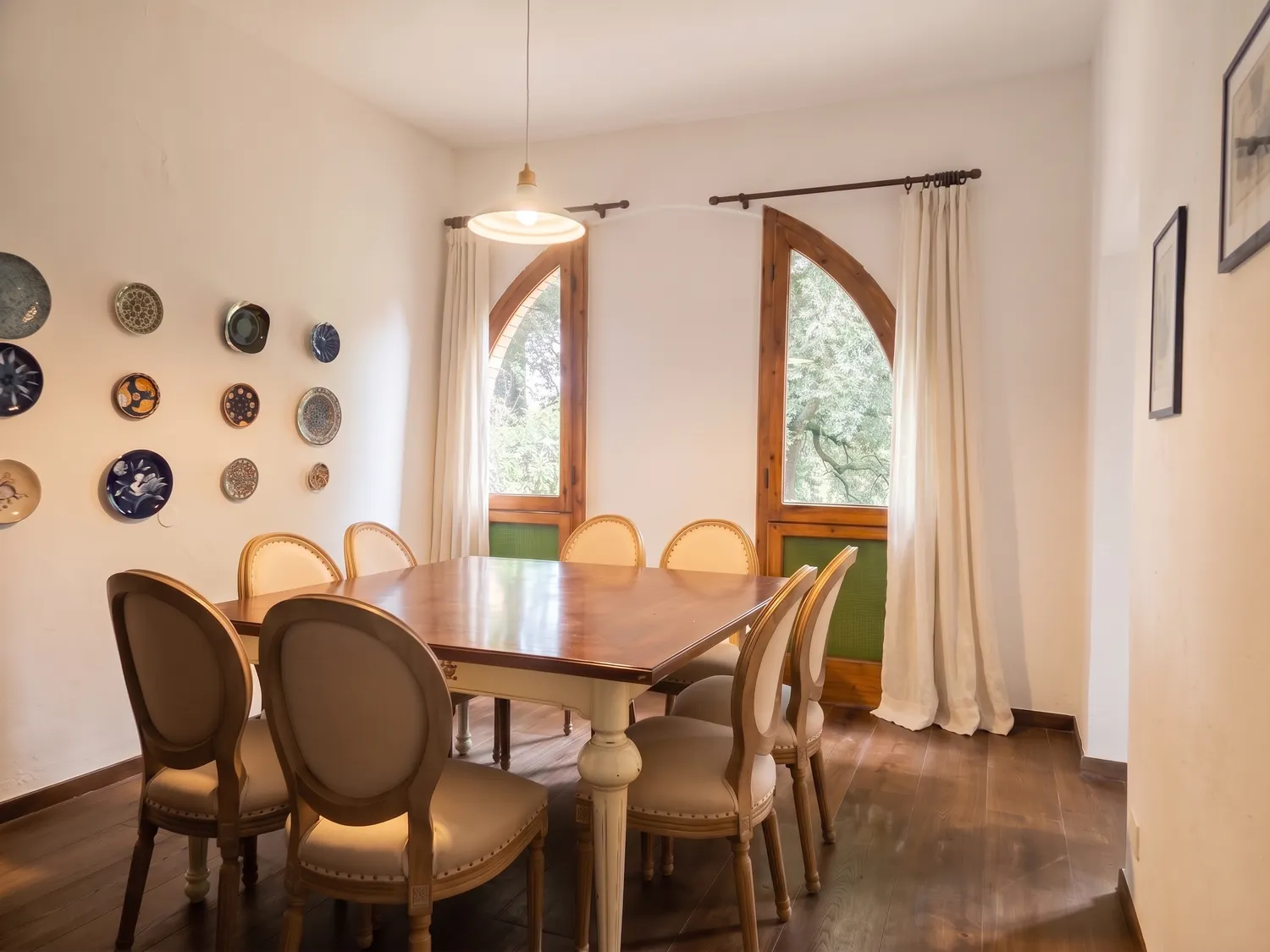 Villa 2, sala da pranzo con finestre ad arco