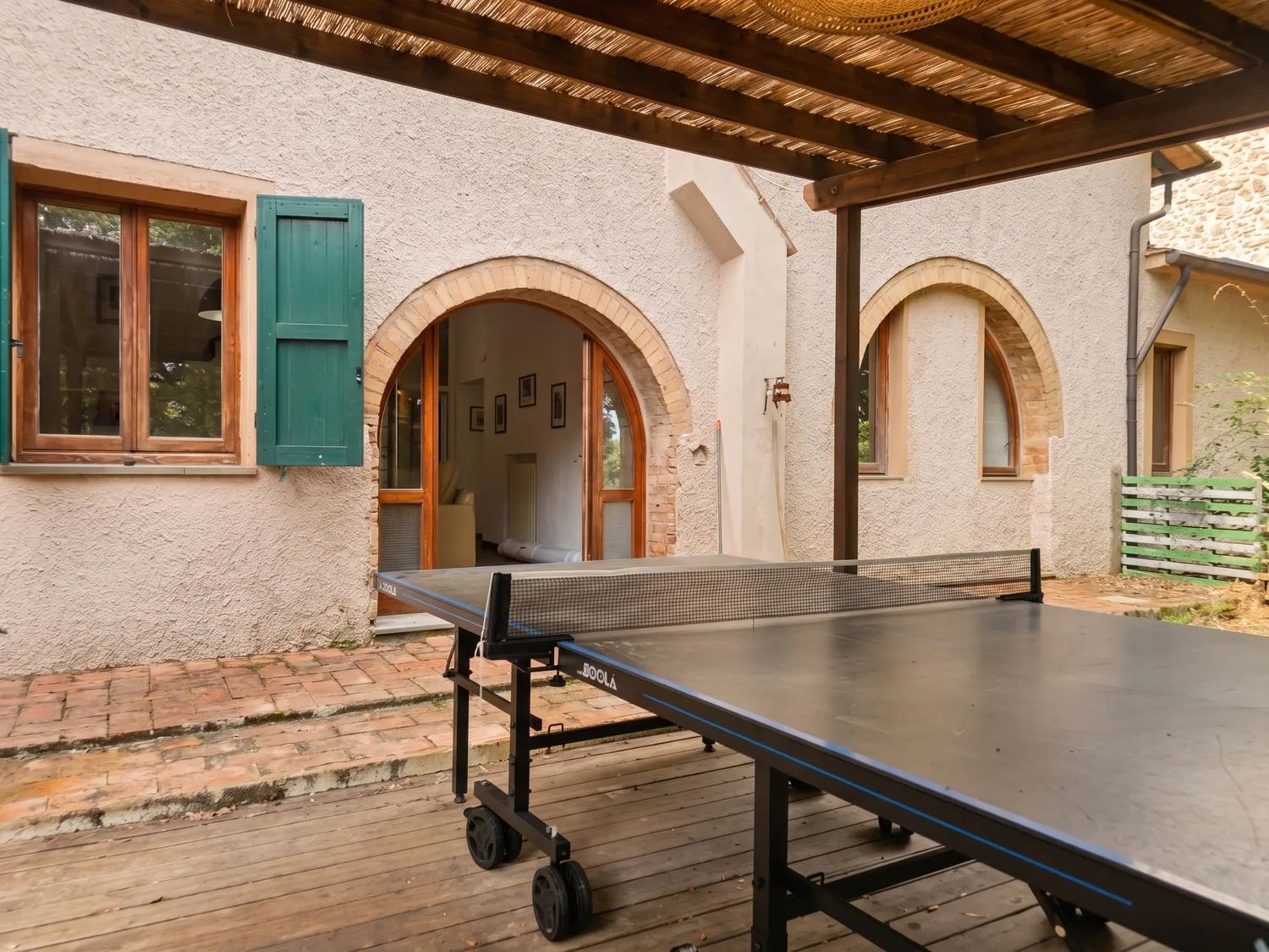 Villa 2, il pergolato con il ping-pong